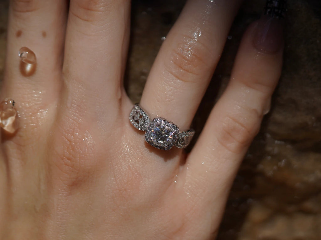 Moissanite Ring mit großem Mittelstein und feinen Seitensteinen im Wasserlicht – eleganter Moissanite Schmuck mit starker Brillanz, Weißgold und klassischem Design.