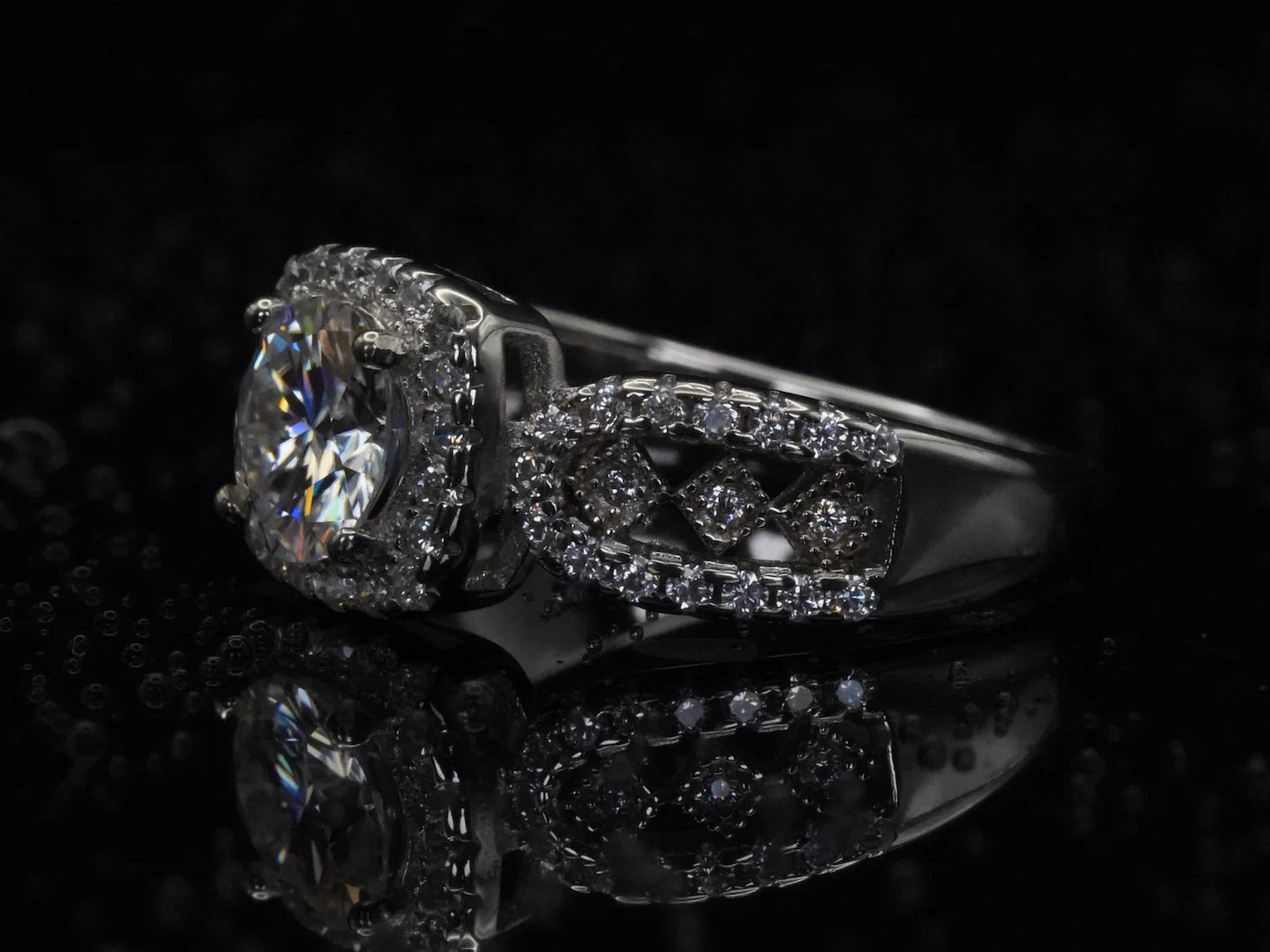 Seitliche Ansicht des Moissanite-Rings mit 1 ct – offene Fassung aus 925 Silber, zeigt Ringhöhe, Steinposition und präzise Verarbeitung