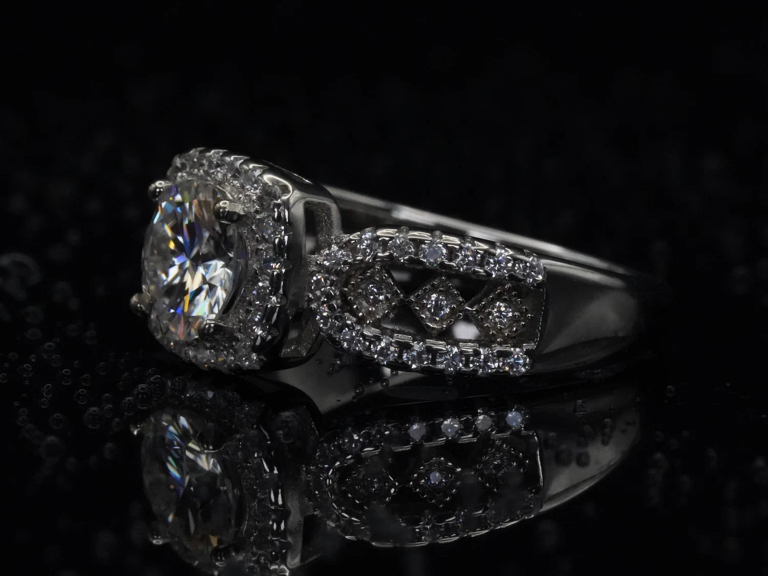 Seitliche Ansicht des Moissanite-Rings mit 1 ct – offene Fassung aus 925 Silber, zeigt Ringhöhe, Steinposition und präzise Verarbeitung