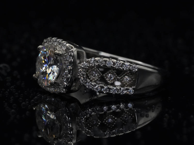 Seitliche Ansicht des Moissanite-Rings mit 1 ct – offene Fassung aus 925 Silber, zeigt Ringhöhe, Steinposition und präzise Verarbeitung
