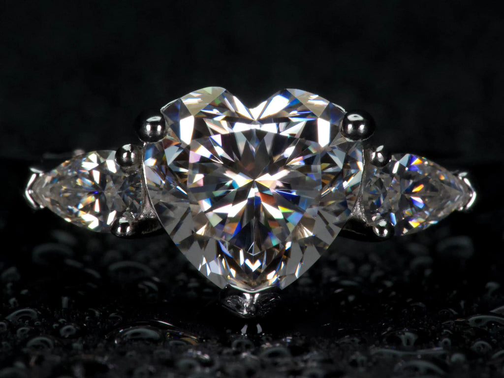 Echte Makroaufnahme eines Moissanite Rings mit Herzschliff und Tropfenschliff Seitensteinen – 2,7 ct Gesamtgewicht, intensives Funkeln wie Diamanten