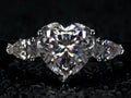 Echte Makroaufnahme eines Moissanite Rings mit Herzschliff und Tropfenschliff Seitensteinen – 2,7 ct Gesamtgewicht, intensives Funkeln wie Diamanten