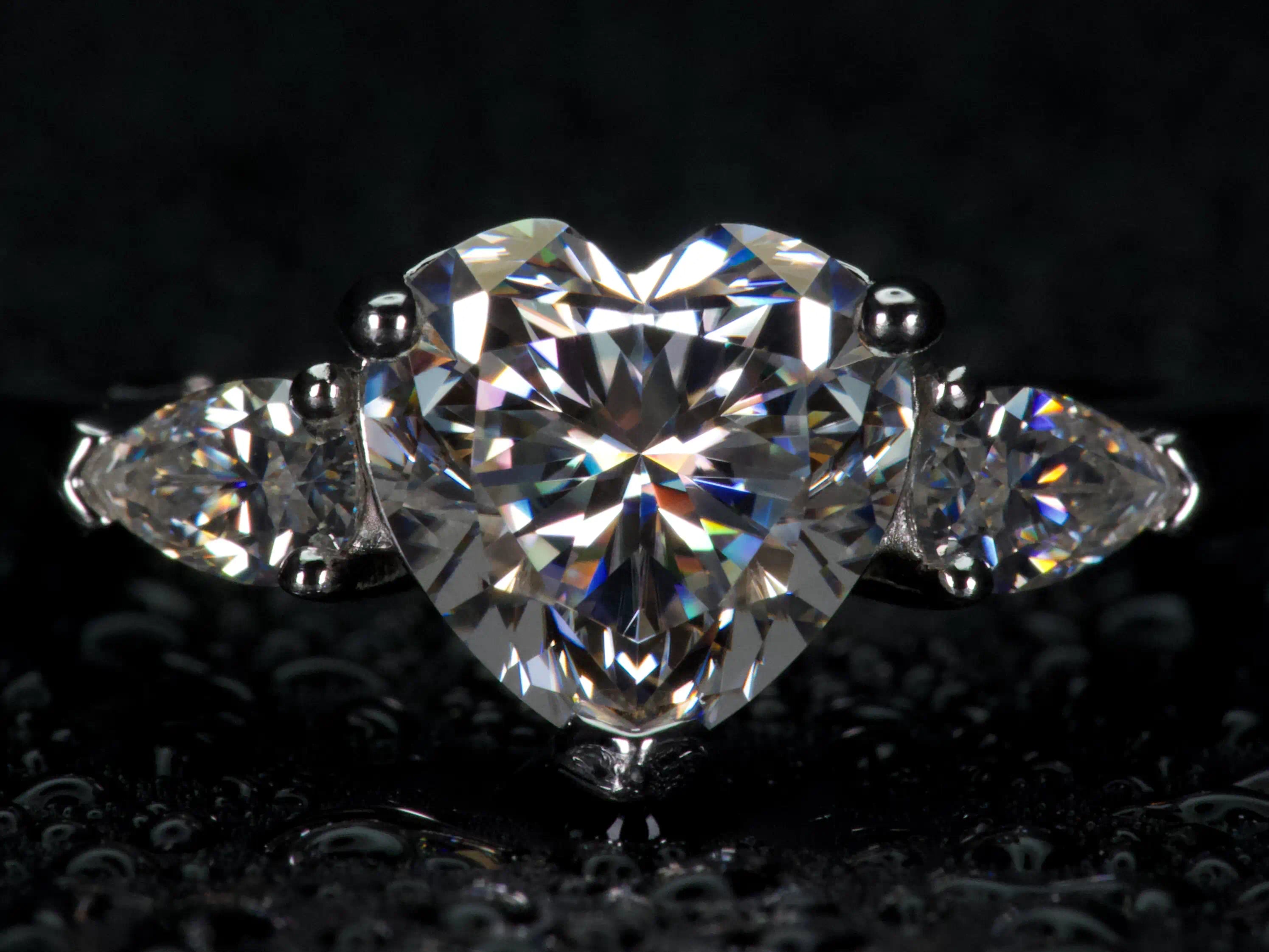 Echte Makroaufnahme eines Moissanite Rings mit Herzschliff und Tropfenschliff Seitensteinen – 2,7 ct Gesamtgewicht, intensives Funkeln wie Diamanten
