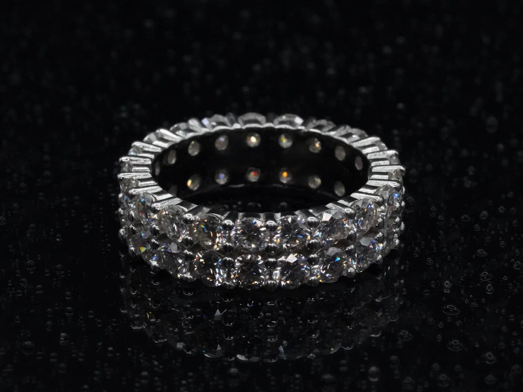 Moissanite-Ring mit zwei Reihen 3 mm Steinen – Draufsicht auf die Fassung und Steinbesatz