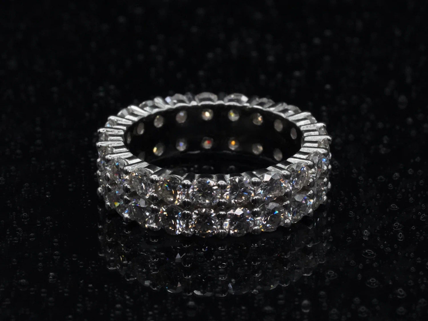 Moissanite-Ring mit zwei Reihen 3 mm Steinen – Draufsicht auf die Fassung und Steinbesatz