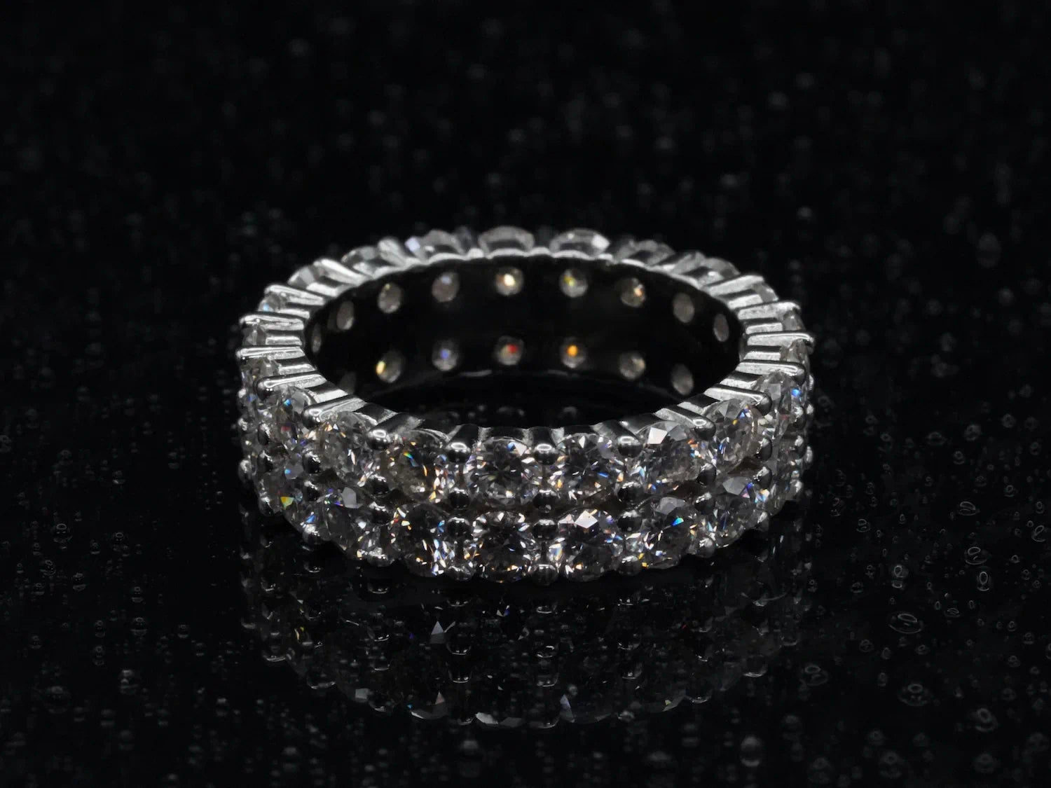 Moissanite-Ring mit zwei Reihen 3 mm Steinen – Draufsicht auf die Fassung und Steinbesatz