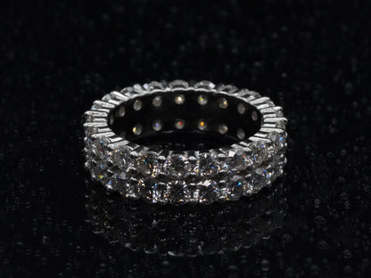 Moissanite-Ring mit zwei Reihen 3 mm Steinen – Draufsicht auf die Fassung und Steinbesatz