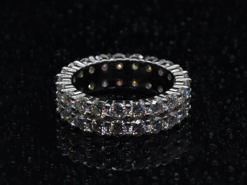 Moissanite-Ring mit zwei Reihen 3 mm Steinen – Draufsicht auf die Fassung und Steinbesatz