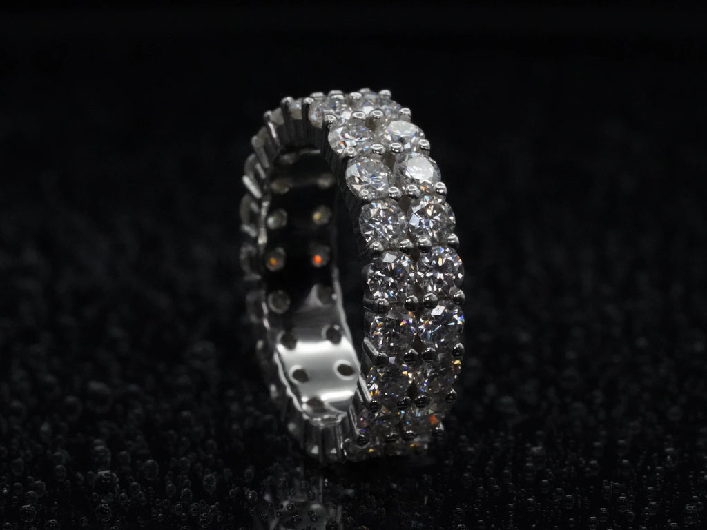 Freistehender Moissanite-Ring mit 3 mm Steinreihen – betont den massiveren Aufbau
