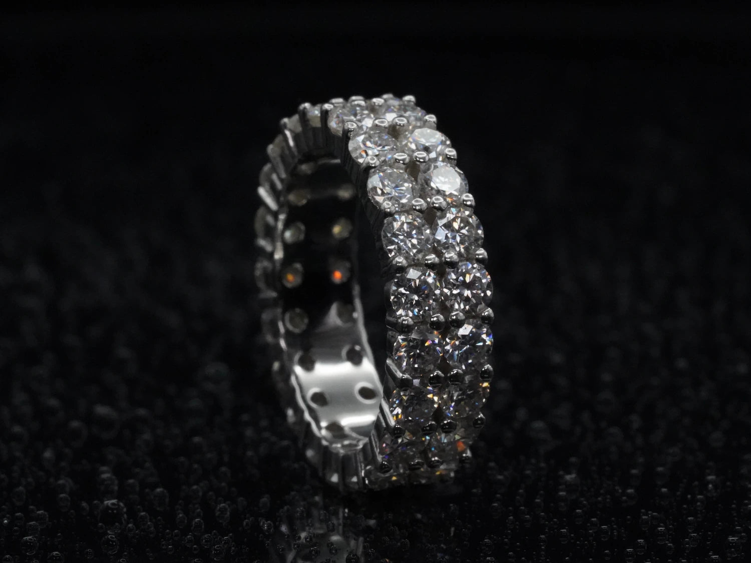 Freistehender Moissanite-Ring mit 3 mm Steinreihen – betont den massiveren Aufbau
