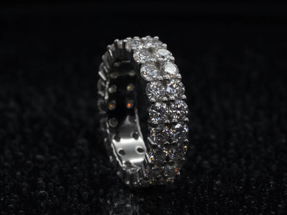 Freistehender Moissanite-Ring mit 3 mm Steinreihen – betont den massiveren Aufbau
