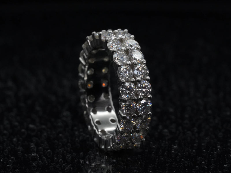 Freistehender Moissanite-Ring mit 3 mm Steinreihen – betont den massiveren Aufbau
