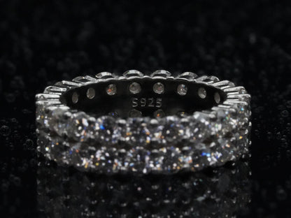 Detailaufnahme des 925-Stempels im zweireihigen Moissanite-Ring – Qualitätsmerkmal auf der Innenseite