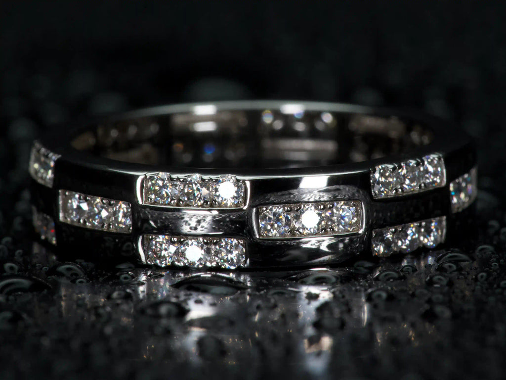 Moissanite Ring 3 Reihen frontal im echten Licht mit extrem starkem Funkeln, wirkt wie Diamant, echte Fotos ohne KI 925 Silber Weißgold