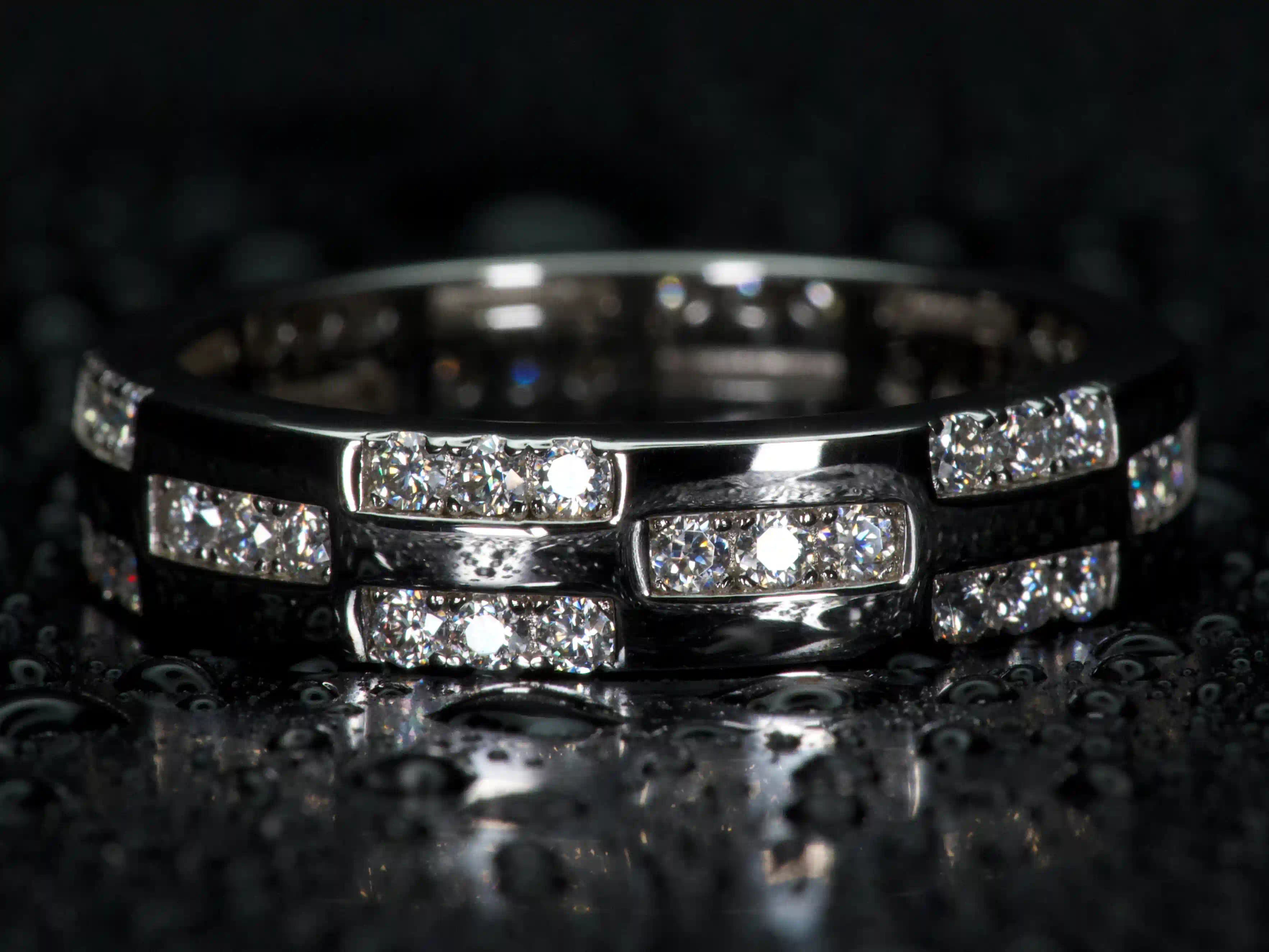 Moissanite Ring 3 Reihen frontal im echten Licht mit extrem starkem Funkeln, wirkt wie Diamant, echte Fotos ohne KI 925 Silber Weißgold