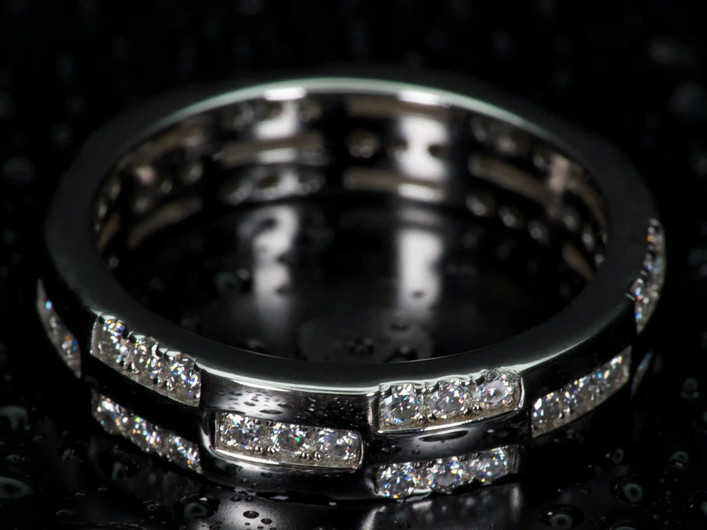 Moissanite Ring 3 Reihen von oben mit maximalem Funkeln aller Steine, gleichmäßige Brillanz wie Diamant im echten Licht fotografiert