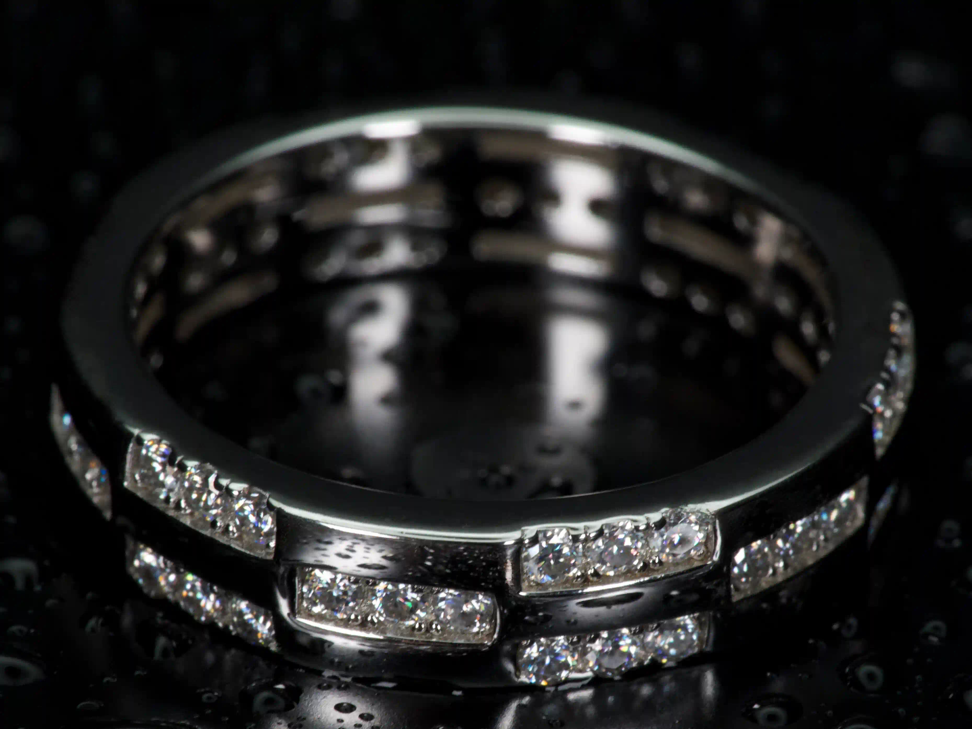 Moissanite Ring 3 Reihen von oben mit maximalem Funkeln aller Steine, gleichmäßige Brillanz wie Diamant im echten Licht fotografiert