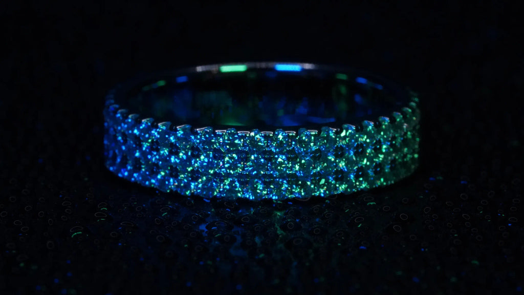 Moissanite Eternity Ring in Blau Licht mit kleinen feinen funkelnden Moissaniten