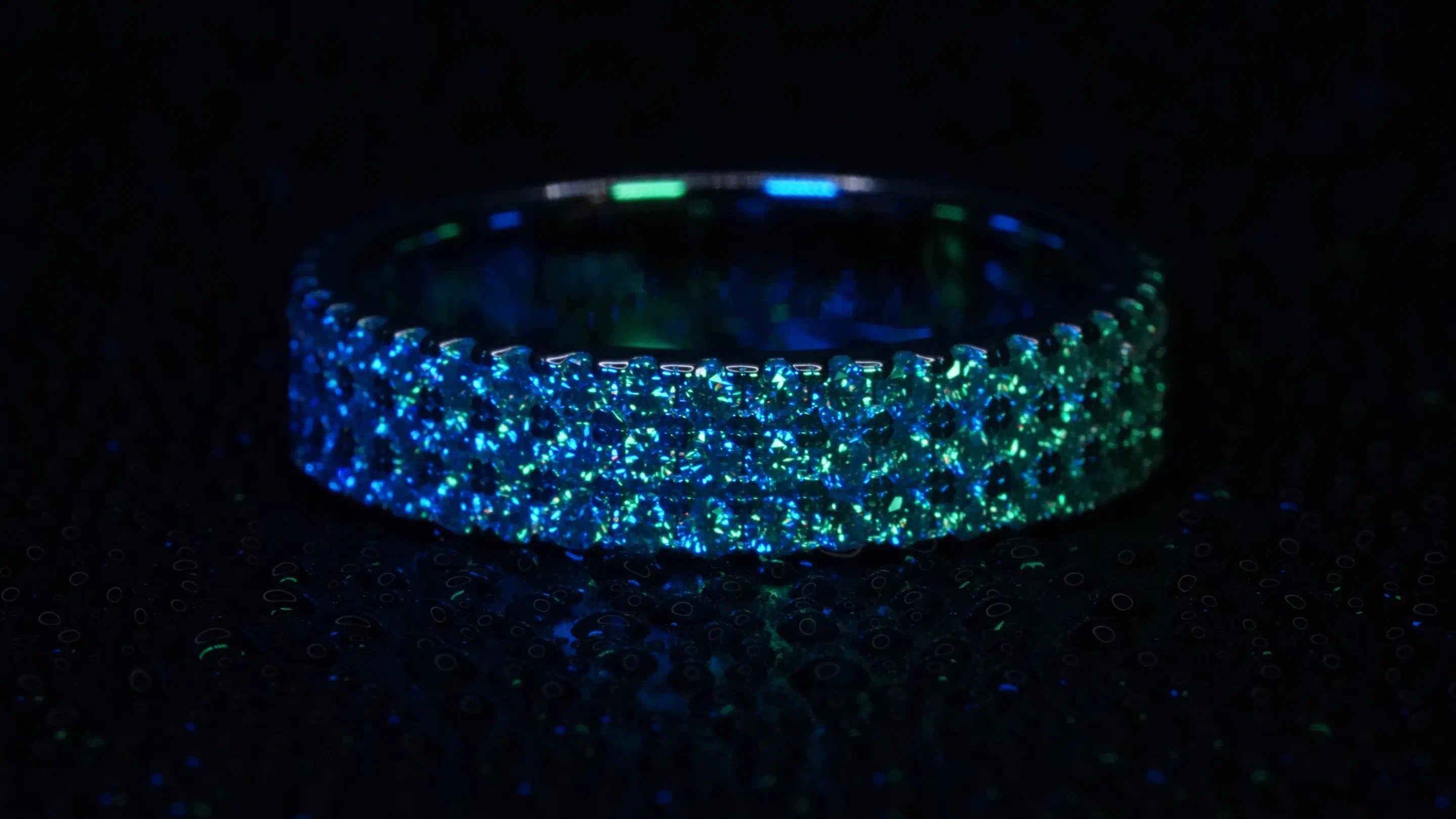 Moissanite Eternity Ring in Blau Licht mit kleinen feinen funkelnden Moissaniten