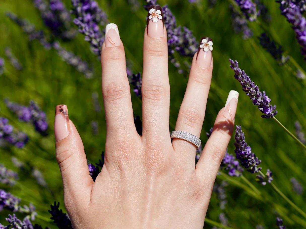 Halb-Eternity Ring mit Moissanit aus 925 Silber getragen vor Lavendel
