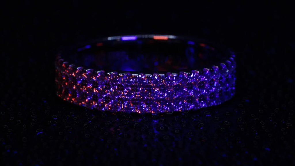 Moissanite Eternity Ring mit drei Reihen kleiner Moissanite in Blau Licht
