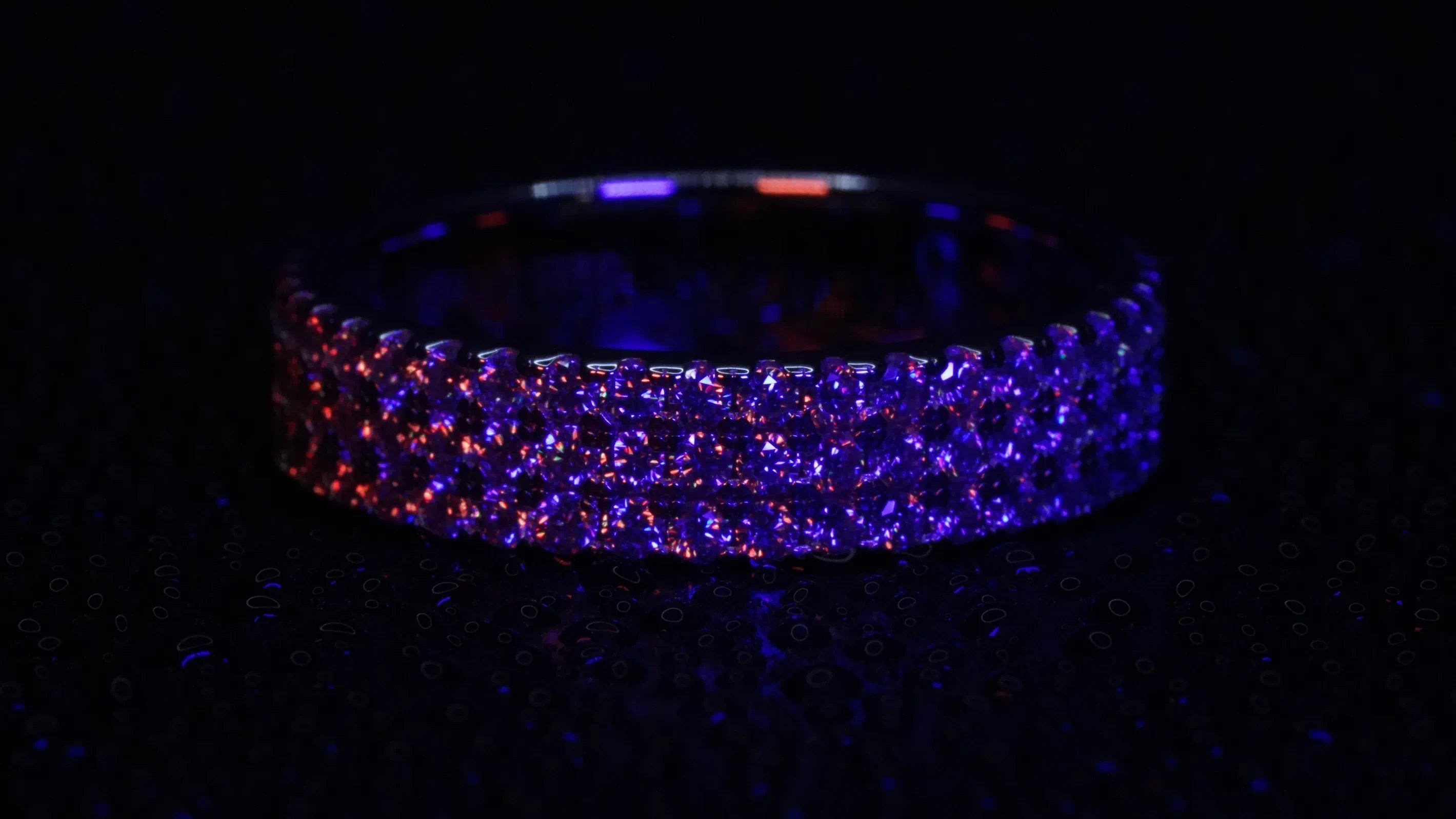 Moissanite Eternity Ring mit drei Reihen kleiner Moissanite in Blau Licht