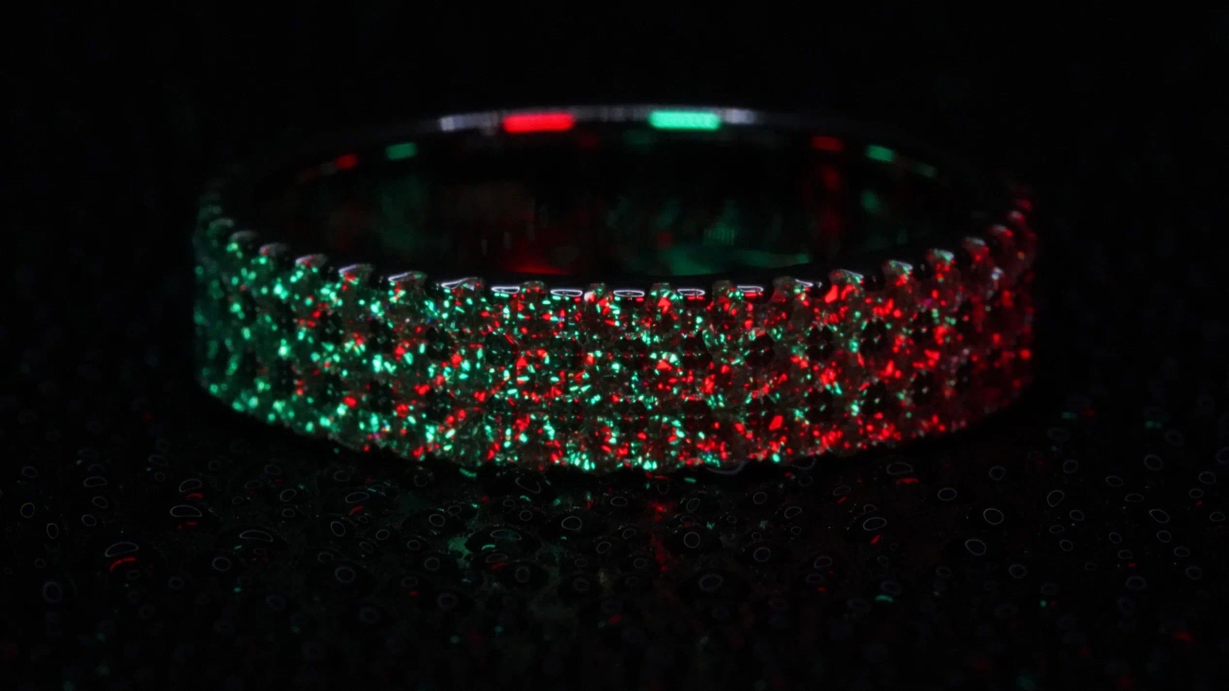 Moissanite Eternity Ring breit mit drei Reihen Moissanite Steinen in Rot Licht