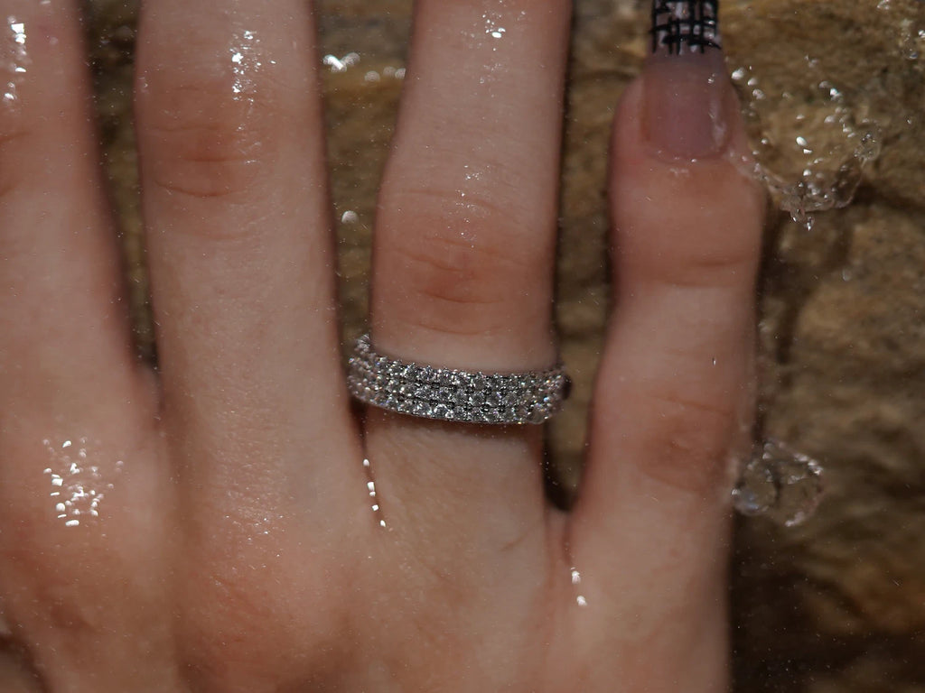 Moissanite Ring mit drei Reihen funkelnder Steine aus Sterling Silber mit Weißgold – moderner Moissanite Schmuck mit starker Ausstrahlung im Wasserkontrast.