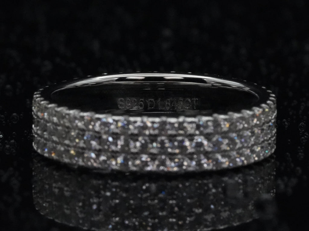 925 Silber-Stempel auf der Innenseite der Ringschiene – Qualitätsmerkmal für massiven Eternity-Ring mit drei Reihen Moissanite-Brillantschliffen