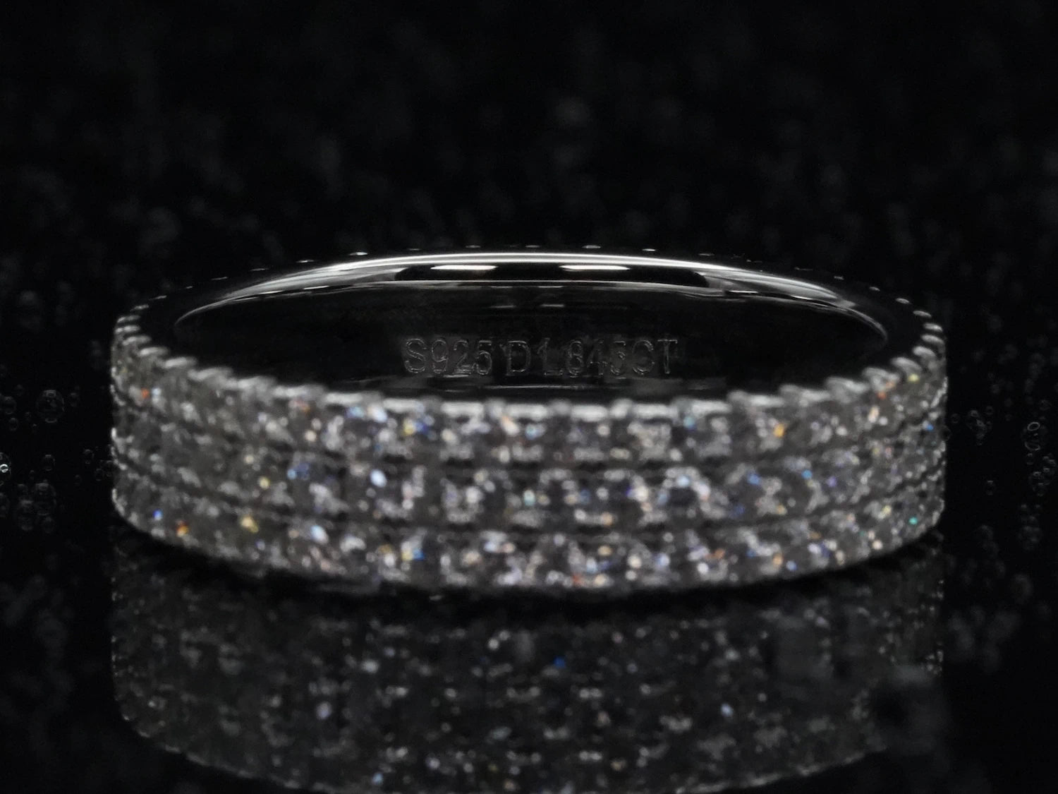 925 Silber-Stempel auf der Innenseite der Ringschiene – Qualitätsmerkmal für massiven Eternity-Ring mit drei Reihen Moissanite-Brillantschliffen