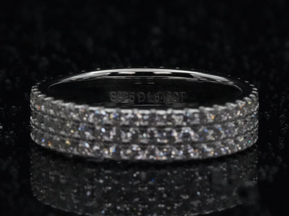 925 Silber-Stempel auf der Innenseite der Ringschiene – Qualitätsmerkmal für massiven Eternity-Ring mit drei Reihen Moissanite-Brillantschliffen