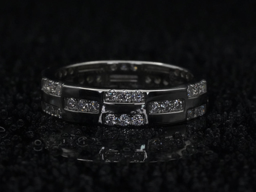 Moissanite-Ring mit Musterstruktur – frontal fotografiert, 925 Sterling Silber mit mittig gefasstem Brillantschliff und fein gearbeiteter Oberflächenstruktur