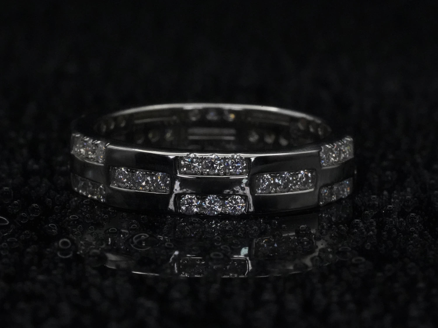 Moissanite-Ring mit Musterstruktur – frontal fotografiert, 925 Sterling Silber mit mittig gefasstem Brillantschliff und fein gearbeiteter Oberflächenstruktur