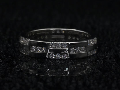 Moissanite-Ring mit Musterstruktur – frontal fotografiert, 925 Sterling Silber mit mittig gefasstem Brillantschliff und fein gearbeiteter Oberflächenstruktur