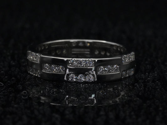 Moissanite-Ring mit Musterstruktur – frontal fotografiert, 925 Sterling Silber mit mittig gefasstem Brillantschliff und fein gearbeiteter Oberflächenstruktur