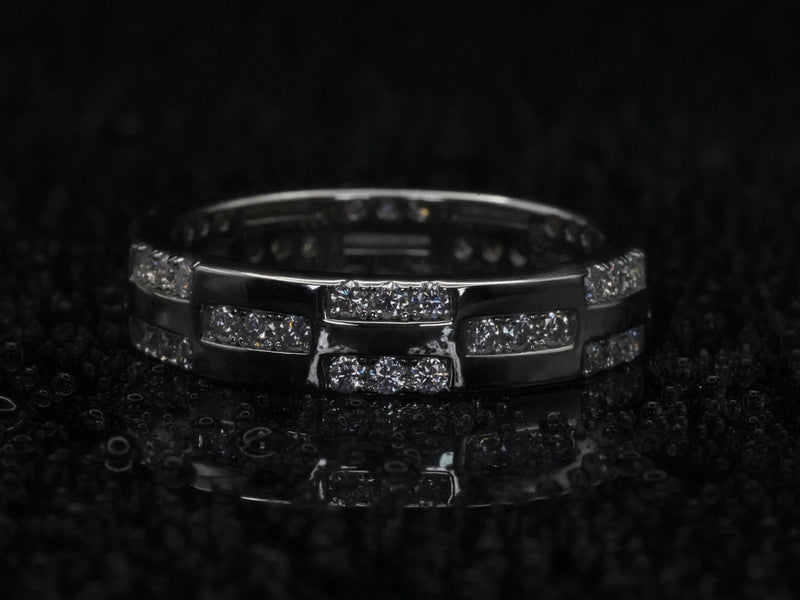 Moissanite-Ring mit Musterstruktur – frontal fotografiert, 925 Sterling Silber mit mittig gefasstem Brillantschliff und fein gearbeiteter Oberflächenstruktur