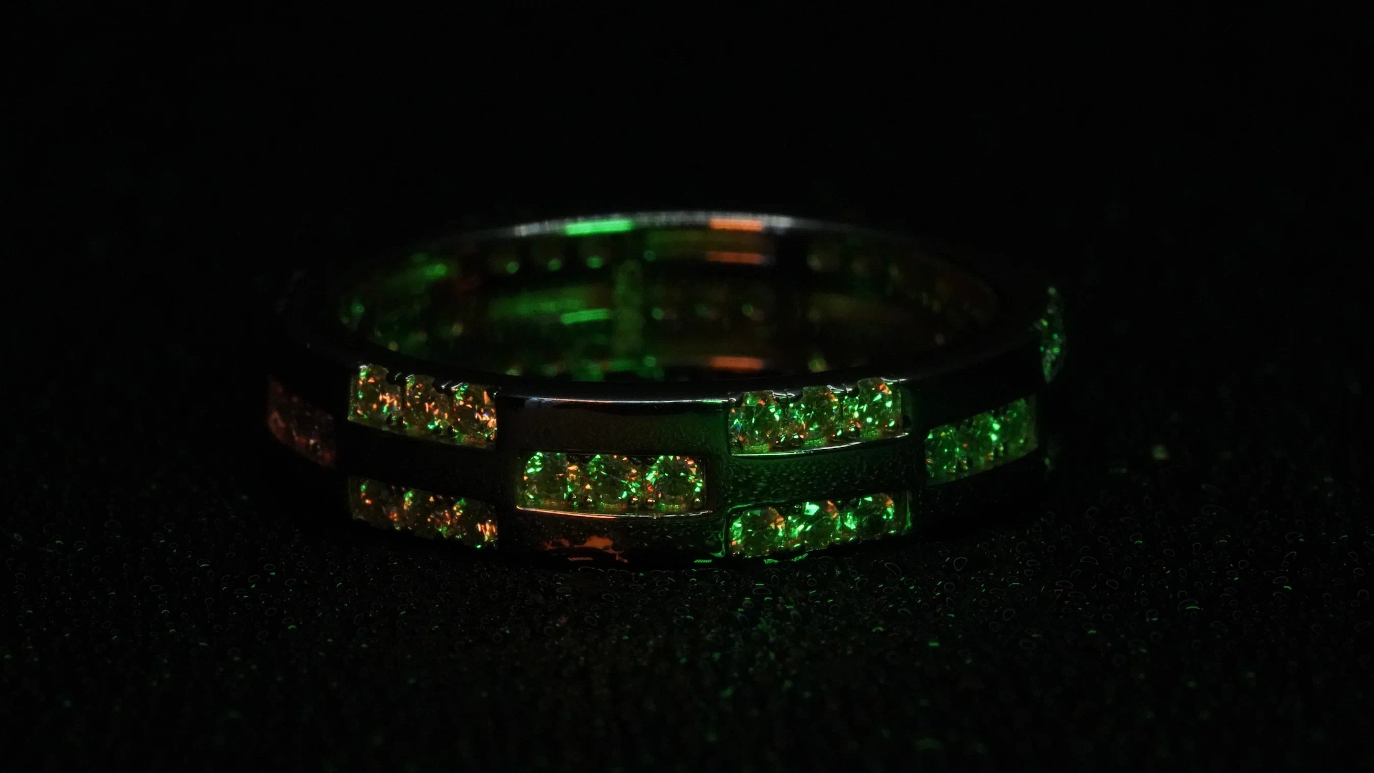 Moissanite Ring aus Sterling SIlber mit drei Moissanit reihen im Muster