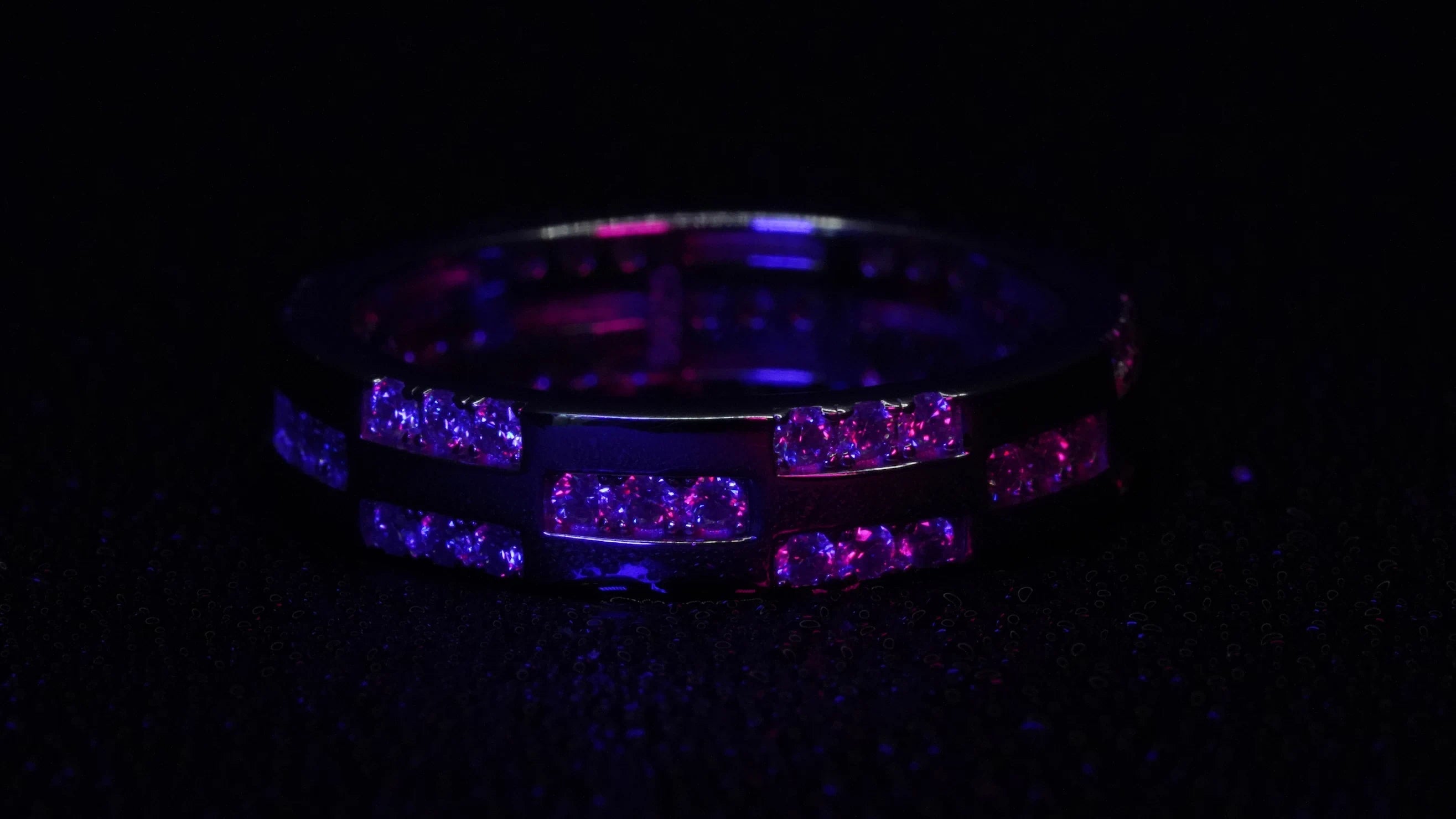 Silber Ring mit kleinen Moissanit Steinen an der Seite und veredelt mit Weißgold