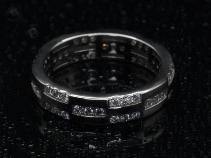 Draufsicht auf den strukturierten Moissanite-Ring – zentraler Brillantschliff und symmetrische Musterung entlang der 925 Silberringschiene