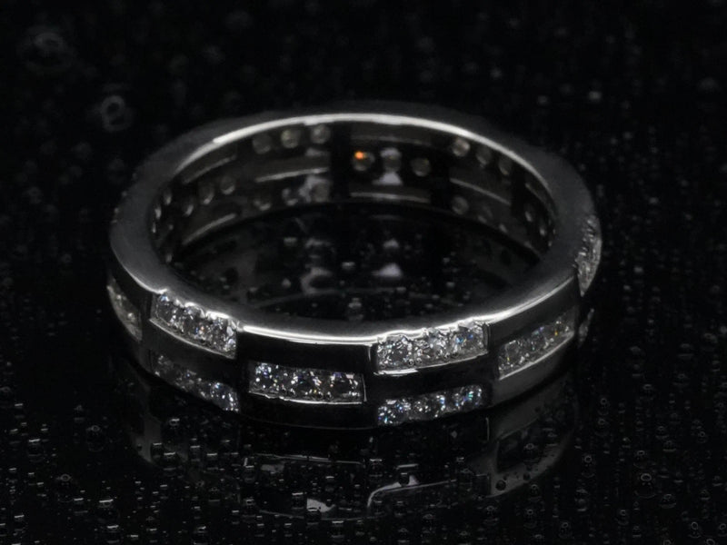 Draufsicht auf den strukturierten Moissanite-Ring – zentraler Brillantschliff und symmetrische Musterung entlang der 925 Silberringschiene