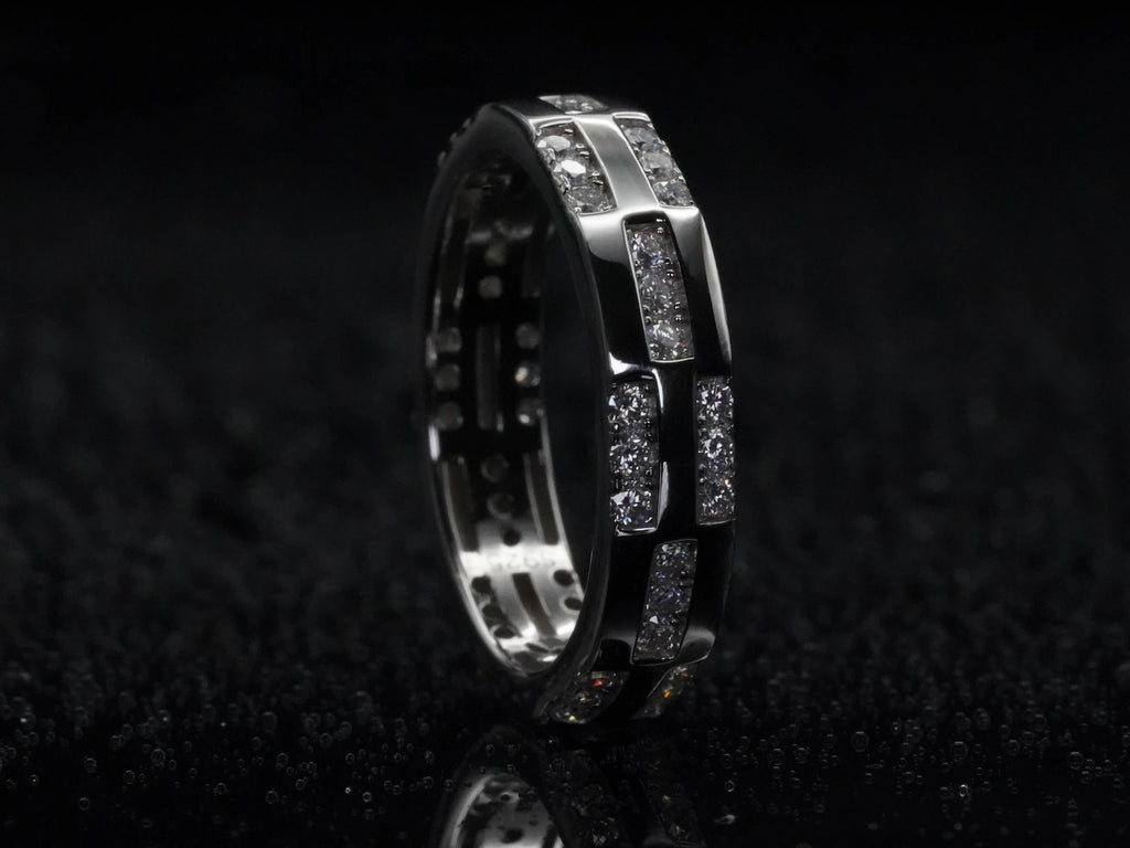 Moissanite-Ring mit Musterstruktur stehend fotografiert – aufrecht präsentiert, zeigt Brillantschliff und dekorative Struktur auf 925 Sterling Silber in voller Klarheit