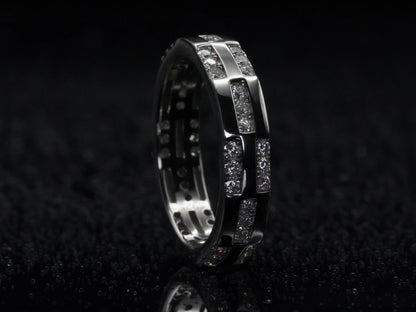 Moissanite-Ring mit Musterstruktur stehend fotografiert – aufrecht präsentiert, zeigt Brillantschliff und dekorative Struktur auf 925 Sterling Silber in voller Klarheit