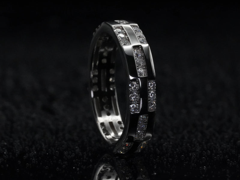 Moissanite-Ring mit Musterstruktur stehend fotografiert – aufrecht präsentiert, zeigt Brillantschliff und dekorative Struktur auf 925 Sterling Silber in voller Klarheit