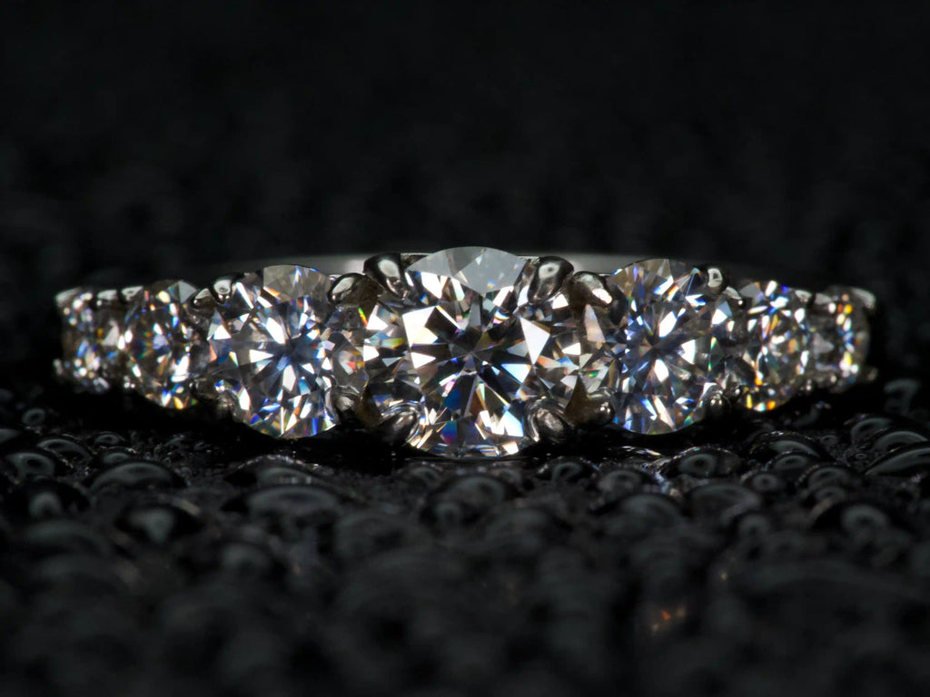 Echte Fotos zeigen Moissanite Ring mit 5 Steinen im Größenverlauf im direkten Licht, sichtbar stärkeres Funkeln als Diamant, 925 Silber