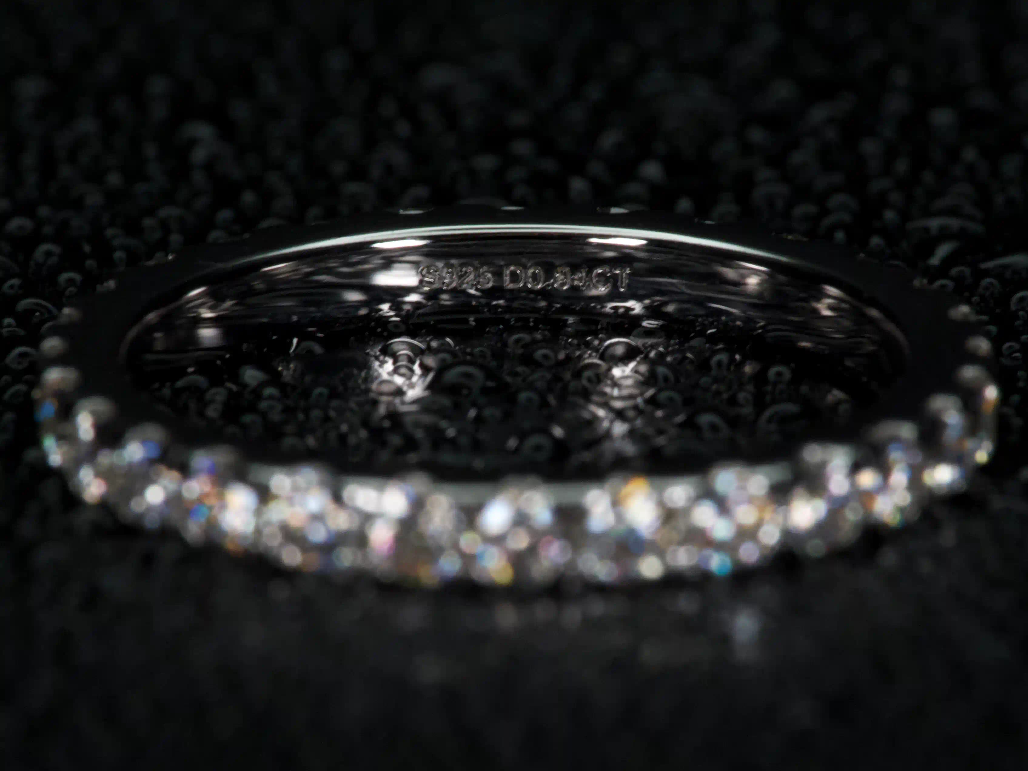 Makroaufnahme des 925 Silber Stempels am Moissanite Eternity Ring als Echtheitsnachweis, echtes Material sichtbar, keine KI Bilder