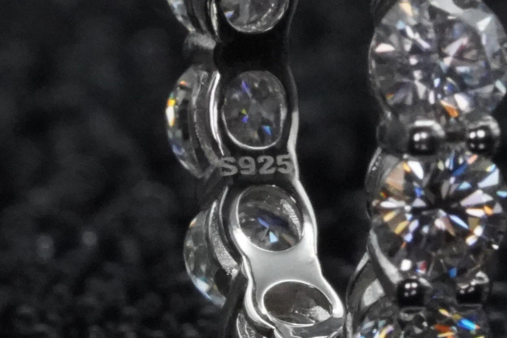 Makroaufnahme des 925 Silber Stempels am Moissanite Ring als Echtheitsnachweis, echtes Material sichtbar, keine KI Bilder