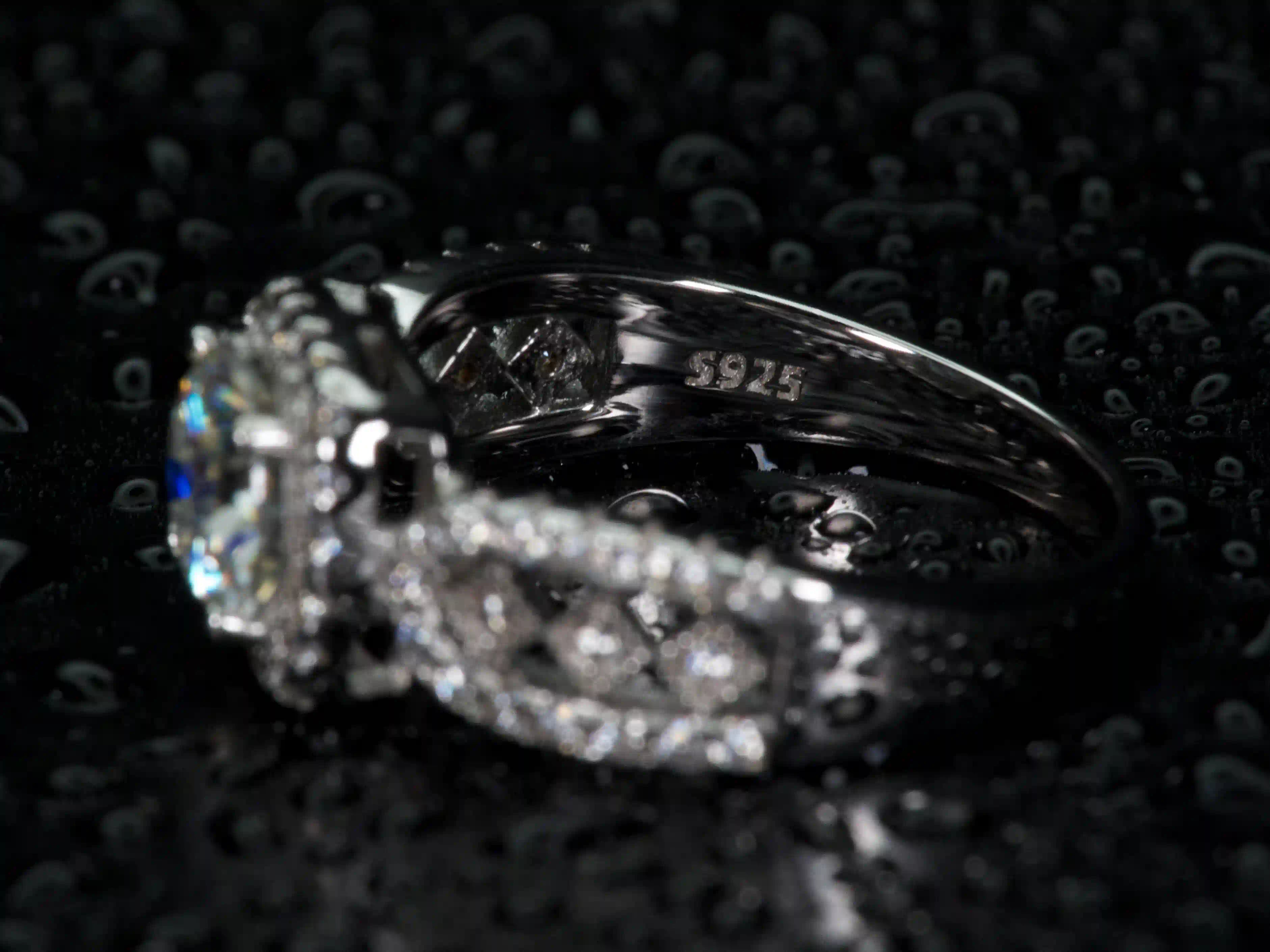 Makroaufnahme des 925 Silber Stempels am Moissanite Halo Ring als Echtheitsnachweis, echtes Material sichtbar, keine KI Bilder