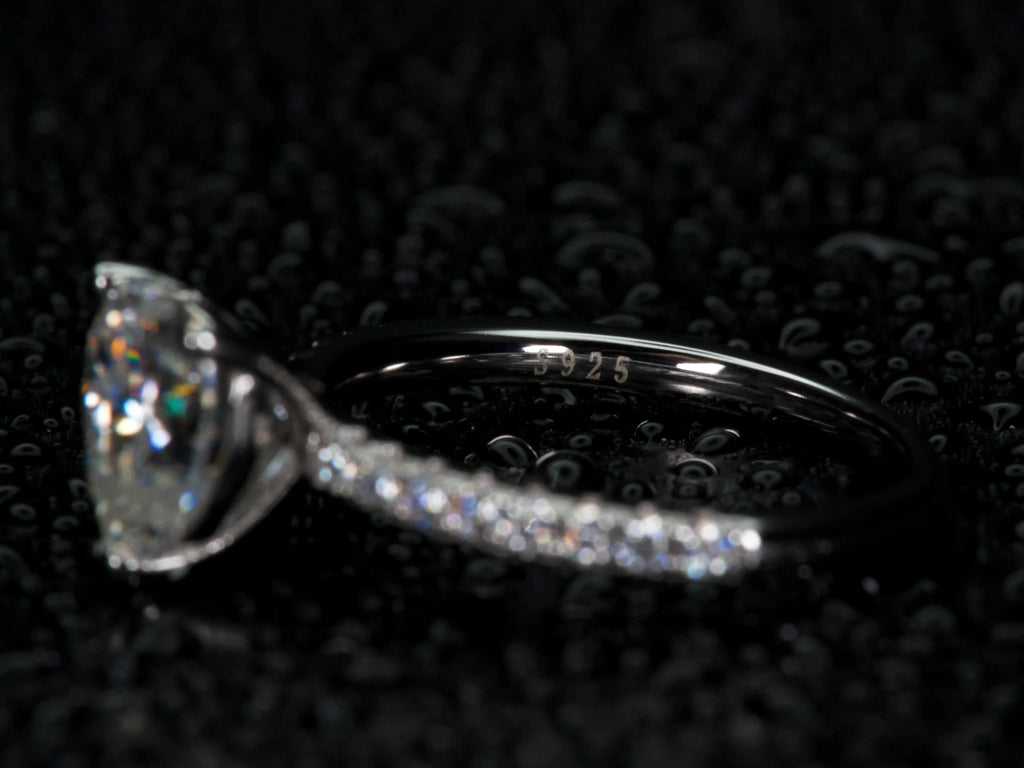 Makroaufnahme des 925 Silber Stempels am Moissanite Herz Ring 2ct als Echtheitsnachweis, echtes Material sichtbar, keine KI Bilder