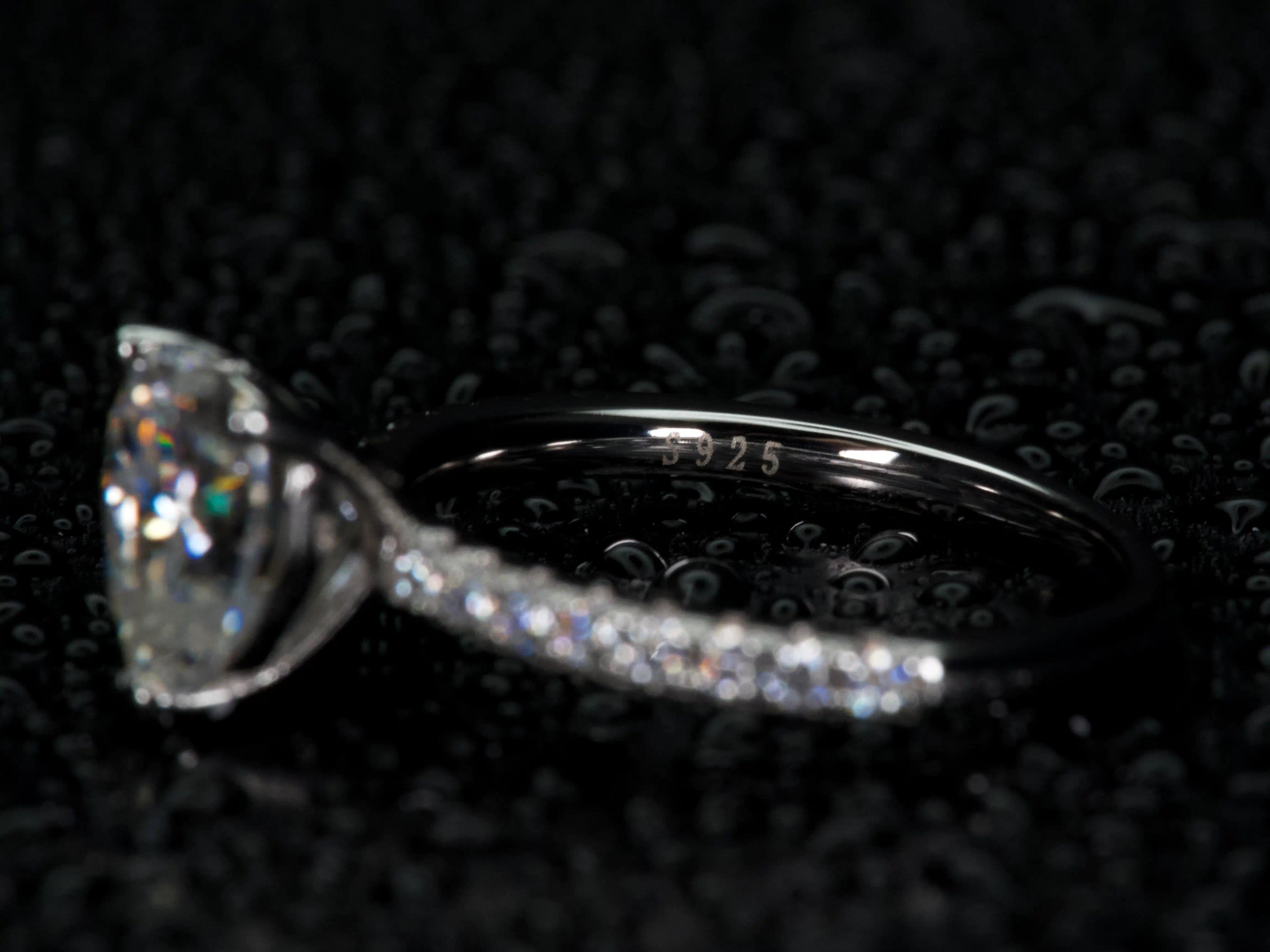 Makroaufnahme des 925 Silber Stempels am Moissanite Herz Ring 2ct als Echtheitsnachweis, echtes Material sichtbar, keine KI Bilder