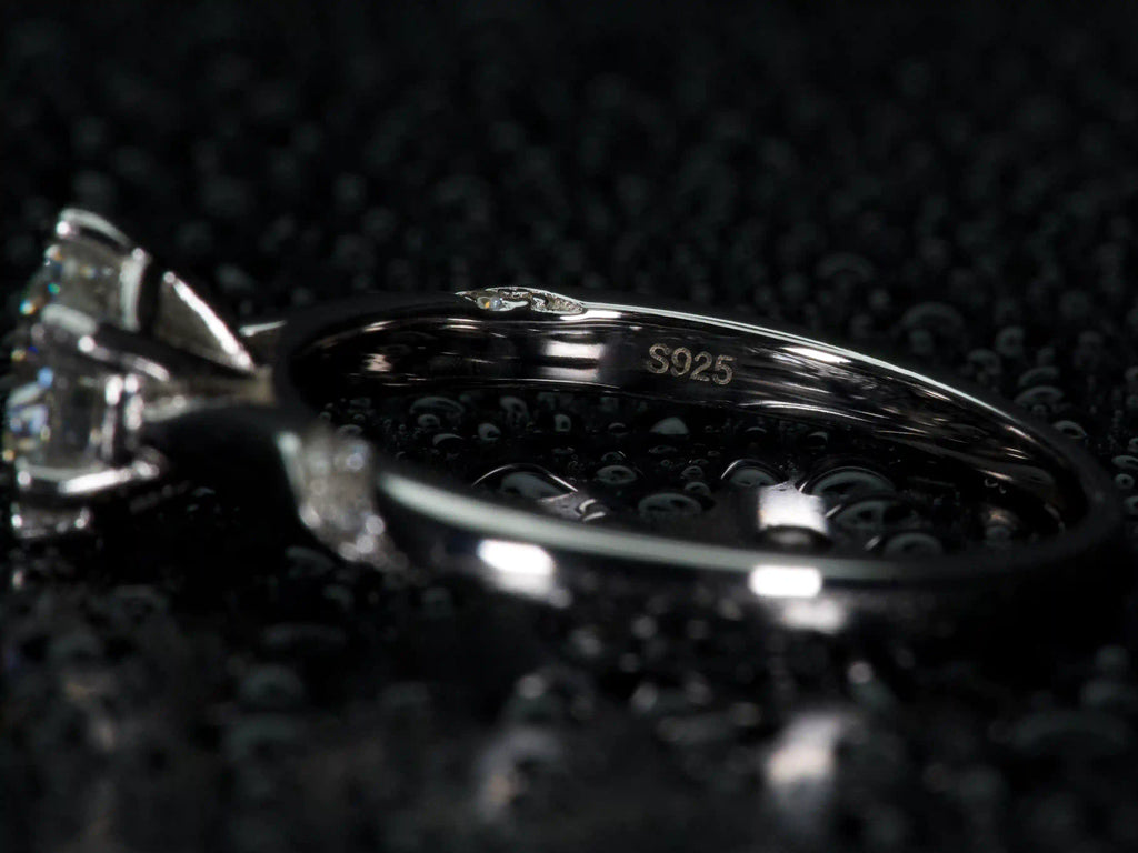 Makroaufnahme des 925 Silber Stempels am Moissanite Solitär Ring als Echtheitsnachweis, echtes Material sichtbar, keine KI Bilder